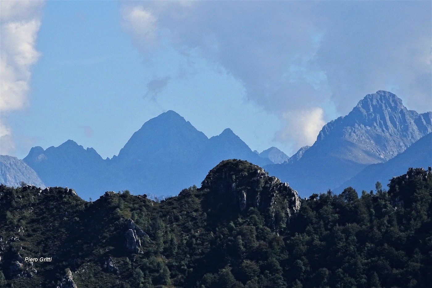 36 Maxi zoom sul Pizzo del Becco e Pizzo del Diavolo.JPG